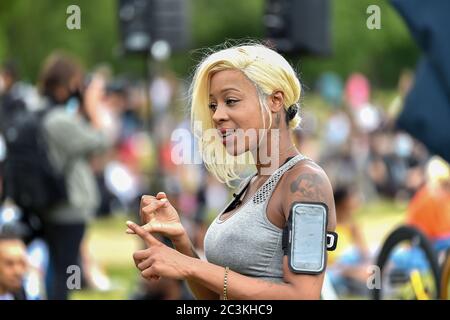 Londra, Regno Unito. 20 Giugno 2020. Attivista e fondatore di Black Lives Matter UK Imarn Ayton ad Hyde Park chiede un incontro con il primo ministro britannico Boris Johnson & Wants Munira Mirza dalla commissione per la disuguaglianza. Credit: SOPA Images Limited/Alamy Live News Foto Stock