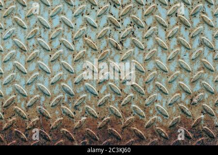 Primo piano di un vecchio sfondo di metallo con il patten ripetitivo Foto Stock