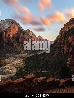 Splendido scenario di scogliere rocciose nel Parco Nazionale di Zions a. tramonto Foto Stock