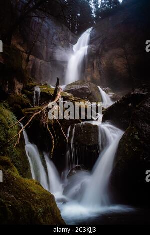 Immagine verticale delle famose e belle Cascate d'Oro dell'Oregon in una giornata piovosa Foto Stock
