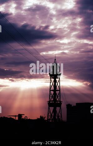 Profilo della torre di trasmissione dell'elettricità durante il tramonto Foto Stock