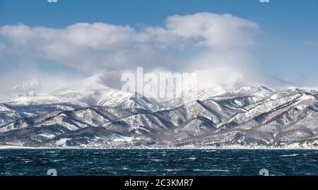 Hokkaido isola costa, belle nuvole, cielo e mare. Giappone. Mare di Okhotsk. Vista dallo stretto di Kunashir; Foto Stock