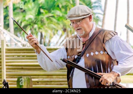 Uno storico dimostra una pistola a fiammifero per arquebus al Parco della Fontana della Gioventù di Ponce de Leon a St. Augustine, Florida. Foto Stock