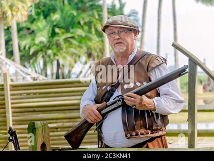 Uno storico dimostra una pistola a fiammifero per arquebus al Parco della Fontana della Gioventù di Ponce de Leon a St. Augustine, Florida. Foto Stock