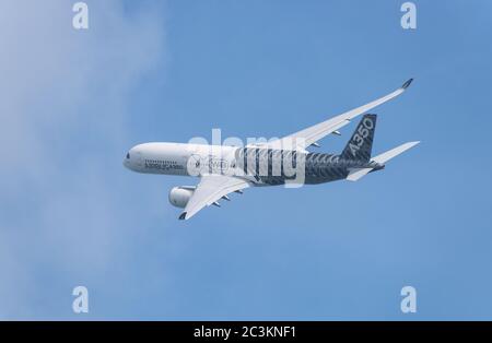 Singapore - 14 febbraio 2016: Airbus A350 XWB durante lo spettacolo al Singapore Airshow al Changi Exhibition Centre di Singapore. Foto Stock