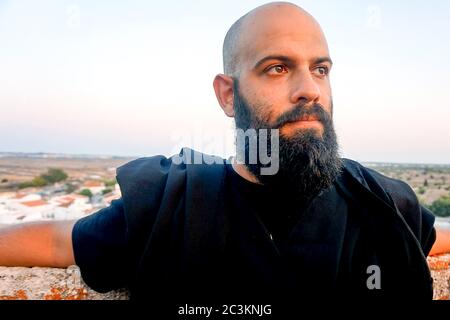 Ritratto di un maschio calvo con bearded in una camicia nera Foto Stock
