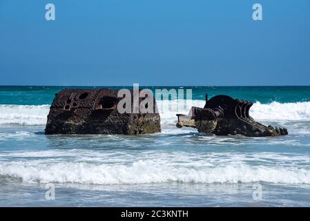 I resti arrugginiti della caldaia e dell'albero motore del vaporizzatore a pale Shannon. King Island, Australia. Foto Stock