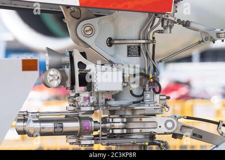 Singapore - 16 febbraio 2016: Vista laterale del dispositivo di atterraggio sul naso di un Airbus A350-900 XWB al Singapore Airshow al Changi Exhibition Centre di Singap Foto Stock