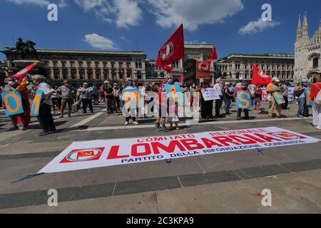 Milano, Italia. 20 Giugno 2020. Salviamo la Lombardia: Manifestazione pacifica in Piazza Duomo contro il Governatore Attilio Fontana e il Consigliere Giulio Gallera per cattiva gestione sanitaria in Lombardia durante il blocco. (Foto di Luca ponti/Pacific Press) Credit: Pacific Press Agency/Alamy Live News Foto Stock