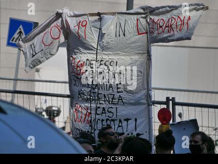 Milano, Italia. 20 Giugno 2020. Manifestazione in via gioia contro il Governatore Attilio Fontana e il Consigliere Giulio Gallera per la cattiva gestione sanitaria in Lombardia durante la chiusura, organizzata da sindacati e centri sociali. (Foto di Luca ponti/Pacific Press) Credit: Pacific Press Agency/Alamy Live News Foto Stock