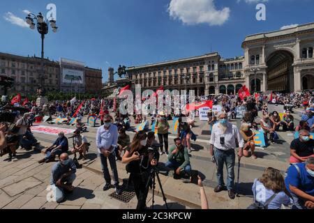 Milano, Italia. 20 Giugno 2020. Salviamo la Lombardia: Manifestazione pacifica in Piazza Duomo contro il Governatore Attilio Fontana e il Consigliere Giulio Gallera per cattiva gestione sanitaria in Lombardia durante il blocco. (Foto di Luca ponti/Pacific Press) Credit: Pacific Press Agency/Alamy Live News Foto Stock