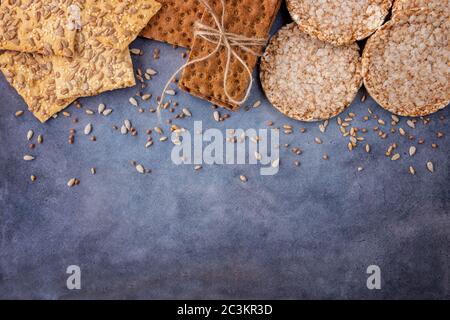 Utile alimentazione, croccante, fiocchi, grano saraceno, biscotti con girasole e cialda, matite su fondo testurizzato. Foto Stock