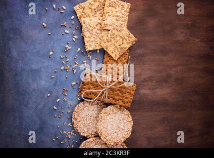 Utile alimentazione, croccante, fiocchi, grano saraceno, biscotti con girasole e cialda, matite su fondo testurizzato. Foto Stock