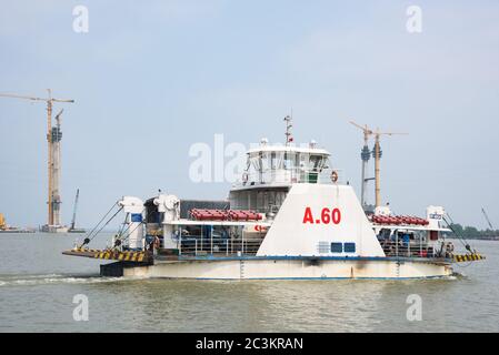 CaO Lanh, Vietnam - 17 marzo 2016: Traghetti nel delta del Mekong del Vietnam sono rapidamente sostituiti da ponti autostradali, come qui vicino a Cao Lanh Foto Stock