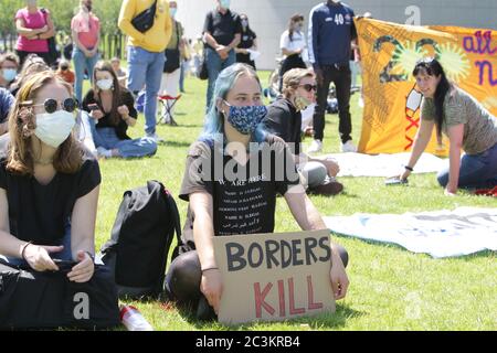 Attivisti e sostenitori proteste delle associazioni antirazziste, migranti e rifugiati durante la Giornata Mondiale dei rifugiati in mezzo ai pandemi di Coronavirus Foto Stock