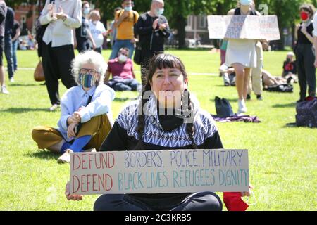 Attivisti e sostenitori proteste delle associazioni antirazziste, migranti e rifugiati durante la Giornata Mondiale dei rifugiati in mezzo ai pandemi di Coronavirus Foto Stock