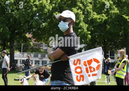 Attivisti e sostenitori proteste delle associazioni antirazziste, migranti e rifugiati durante la Giornata Mondiale dei rifugiati in mezzo ai pandemi di Coronavirus Foto Stock