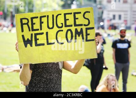 Attivisti e sostenitori proteste delle associazioni antirazziste, migranti e rifugiati durante la Giornata Mondiale dei rifugiati in mezzo ai pandemi di Coronavirus Foto Stock