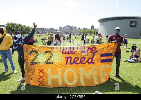 Attivisti e sostenitori proteste delle associazioni antirazziste, migranti e rifugiati durante la Giornata Mondiale dei rifugiati in mezzo ai pandemi di Coronavirus Foto Stock