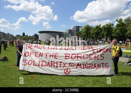 Attivisti e sostenitori proteste delle associazioni antirazziste, migranti e rifugiati durante la Giornata Mondiale dei rifugiati in mezzo ai pandemi di Coronavirus Foto Stock