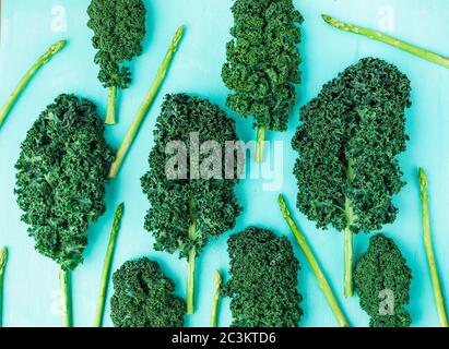 Layout creativo fatto di kale. Lay piatto. Concetto di cibo. Foto Stock