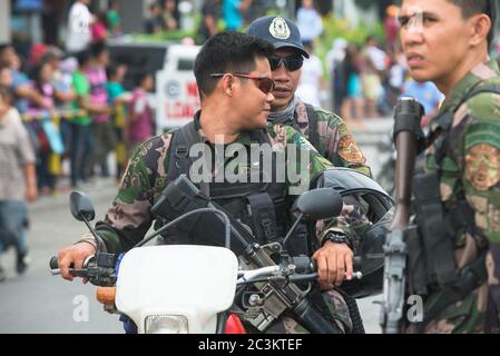 Polizia a Santos, Filippine, durante l'annuale Festival dei tonni di Gensan. Foto Stock