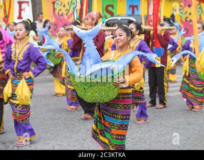 General Santos City, Filippine - 6 settembre 2015: La sfilata finale durante il 17° Festival annuale dei tonni Gensan 2015. Foto Stock