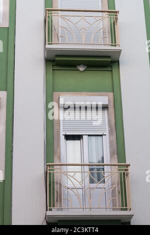 Strade nel quartiere di Alfama di Lisbona (Portogallo) vicino a Miradouro da Graca (vista panoramica di Miradouro da Graca).Alfama è la parte più antica Foto Stock