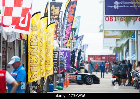 Bang Saen, Thailandia - 28 novembre 2015: Pit lane con striscioni sponsor durante il Bang Saen Speed Festival a Bang Saen, Chonburi, Thailandia. Foto Stock