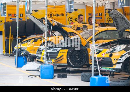 Bang Saen, Thailandia - 28 novembre 2015: Le vetture del B-Quik Racing Team, un'Audi R8 e una Porsche 997 GT3 Cup, in preparazione per Bang Saen Speed Foto Stock