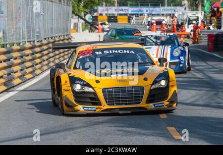 Bang Saen, Thailandia - 28 novembre 2015: L'Audi R8 di Henk J. Kiks dei Paesi Bassi che gareggia nella Super Class del Festival di velocità di Bang Saen a. Foto Stock