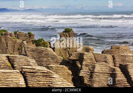 Punakaki Pancake Rocks nel Parco Nazionale di Paparoa, Costa Ovest, Isola del Sud, Nuova Zelanda . Splendidi paesaggi naturali Foto Stock