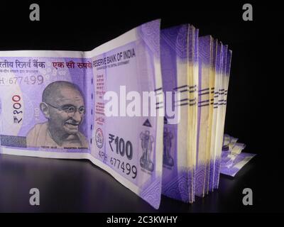 Valuta indiana, sullo sfondo nero. Foto Stock