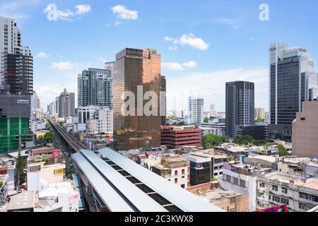 Bangkok, Thailandia - 22 maggio 2015: Con il BTS Skytrain, inaugurato nel 1999, Bangkok si è sviluppata rapidamente in zone vicine alle stazioni ferroviarie, come qui a phr Foto Stock