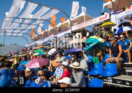 PATTAYA - 7 DICEMBRE: Spettatori alla tribuna durante la Coppa del mondo di Jet Ski Internazionale di Thai Airways a Jomtien Beach, Pattaya, Thailandia, il prossimo dicembre Foto Stock