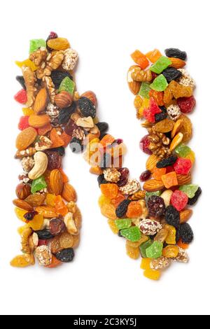 Lettera N dell'alfabeto inglese, composta da nocciole, mandorle, noci, anacardi, semi, uvetta, canditi su fondo bianco isolato. Foto Stock