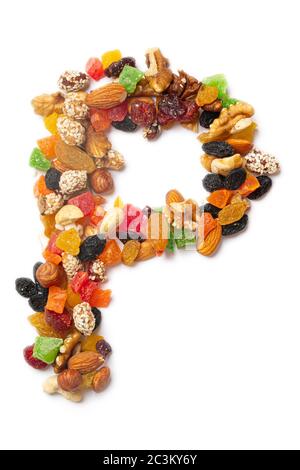 Lettera P dell'alfabeto inglese, composta da nocciole, mandorle, noci, anacardi, semi, uvetta, canditi su fondo bianco isolato. Foto Stock