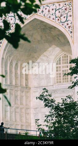 Immagine verticale dell'ingresso principale del cancello occidentale del Taj Mahal Foto Stock
