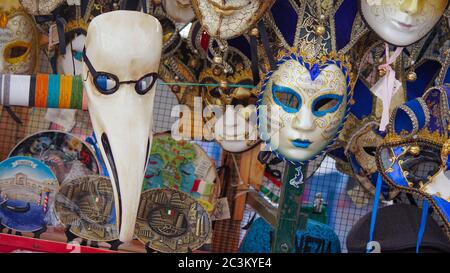 Maschere colorate di carnevale sul mercato di Venezia, Italia. A Venezia sono state indossate maschere per nascondere l'indossatore da attività illecite: Gioco d'azzardo, danza, af Foto Stock