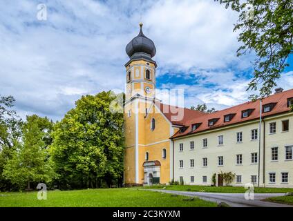 La chiesa di San Martino, l'ex chiesa abbaziale dell'Augutinerchorherren Bernried sul lago Starnberg, alta Baviera, Baviera, Germania, Europa Foto Stock