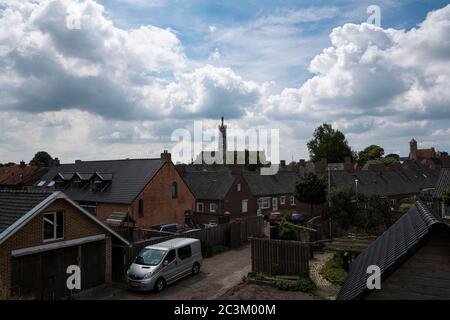 Hulst, Paesi Bassi, 20 giugno 2020, la città fortificata di Hulst con la basilica e un cielo pieno di nuvole Foto Stock