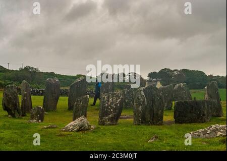 Glandore, West Cork, Irlanda. 21 Giugno 2020. Il sole sorge dietro la copertura nuvolosa sopra il cerchio di pietra di Drombeg che segna l'inizio del solstizio estivo, il giorno più lungo dell'anno. Il cerchio di pietre di Drombeg, conosciuto anche come altare dei Druidi, è un cerchio di pietre megalitiche. Credit: Notizie dal vivo di AG/Alamy Foto Stock