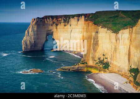 Splendido paesaggio della costa atlantica. Spiagge incredibili con belle spiagge e alte scogliere, Etretat, Normandia, Francia, Europa Foto Stock