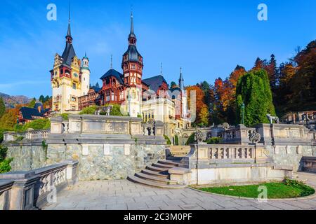 Il castello più visitato e luogo turistico in Romania. Popolare castello di Peles con spettacolare giardino e colorata foresta decidua autunno in backgroun Foto Stock