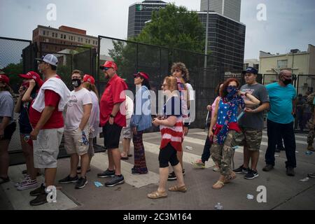 Tulsa, Stati Uniti. 20 Giugno 2020. I sostenitori aspettano di partecipare a una campagna di rally per Donald Trump a Tulsa, Oklahoma, Stati Uniti, il 20 giugno 2020. Il presidente degli Stati Uniti Donald Trump sabato sera ha tenuto il suo primo raduno in più di tre mesi, nonostante gli avvertimenti degli esperti sanitari contro le riunioni su larga scala in un’impennata dei casi COVID-19 dopo la riapertura in alcuni stati. Credit: Alan Chin/Xinhua/Alamy Live News Foto Stock