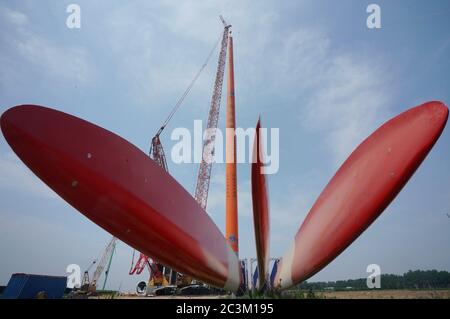 (200621) -- QINHUANGDAO, 21 giugno 2020 (Xinhua) -- Foto scattata il 20 giugno 2020 mostra il sito di costruzione della seconda fase di un progetto di energia eolica nella contea di Changli di Qinhuangdao, provincia di Hebei, nella Cina settentrionale. Il sollevamento e l'installazione di turbine eoliche nella seconda fase del progetto eolico è ufficialmente iniziato di recente. Il progetto di energia eolica, con un investimento pianificato di 1.696 miliardi di yuan (circa 240 milioni di dollari), sarà costruito in due fasi. Dopo il completamento dell'intero progetto, sarà in grado di generare 600 milioni di kilowattora di potenza p Foto Stock