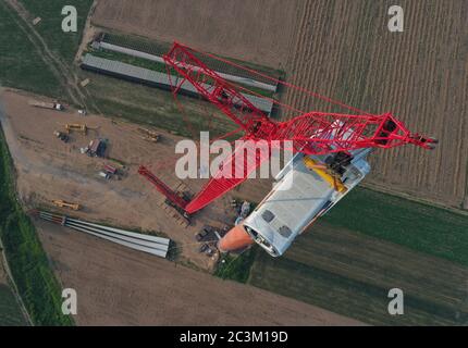 (200621) -- QINHUANGDAO, 21 giugno 2020 (Xinhua) -- Foto aerea scattata il 21 giugno 2020 mostra il sito di costruzione della seconda fase di un progetto di energia eolica nella contea di Changli di Qinhuangdao, provincia di Hebei, nella Cina settentrionale. Il sollevamento e l'installazione di turbine eoliche nella seconda fase del progetto eolico è ufficialmente iniziato di recente. Il progetto di energia eolica, con un investimento pianificato di 1.696 miliardi di yuan (circa 240 milioni di dollari), sarà costruito in due fasi. Dopo il completamento dell'intero progetto, sarà in grado di generare 600 milioni di kilowattora di Foto Stock