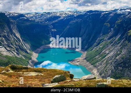 Vista panoramica del lago Ringedalsvatnet e delle montagne sul sentiero escursionistico verso la lingua Troll (Trolltunga), vicino Odda nella contea di Hordaland, Norwa Foto Stock