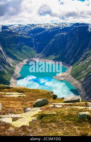 Vista mozzafiato sul lago Ringedalsvatnet e sulle montagne sul sentiero escursionistico verso la lingua Troll (Trolltunga), vicino Odda nella contea di Hordaland, Norwa Foto Stock