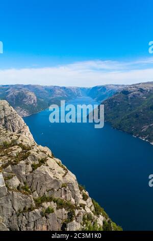 Vista aerea del Lysefjorden da Preikestolen o Prekestolen (Preacher's Pulpit o Pulpit Rock), nel comune di Forsand nella contea di Rogaland, Norvegia Foto Stock